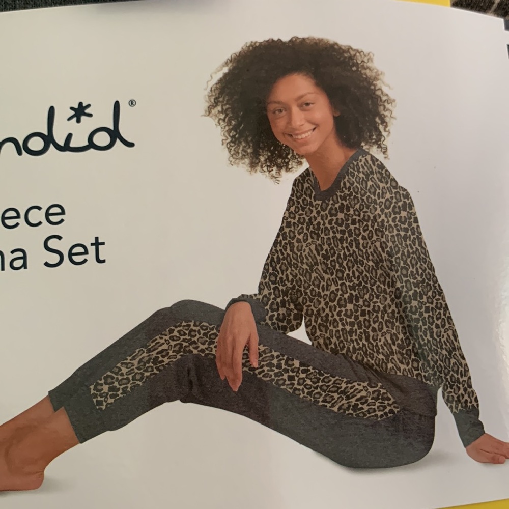 Splendid 2 piece leopard print pajama set